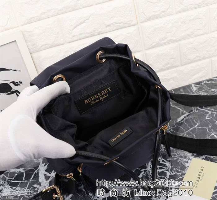 BURBERRY巴寶莉 新款背包 斜背式軍旅背包 品牌典藏的軍風包款 正面飾有Burberry立體字母徽標 9721s  Bhq1086